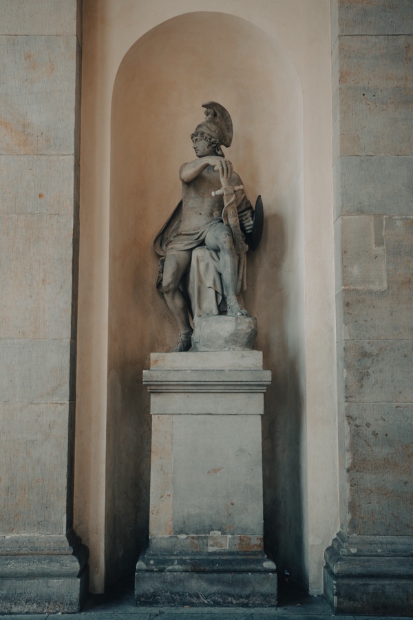 Statue i buet niche